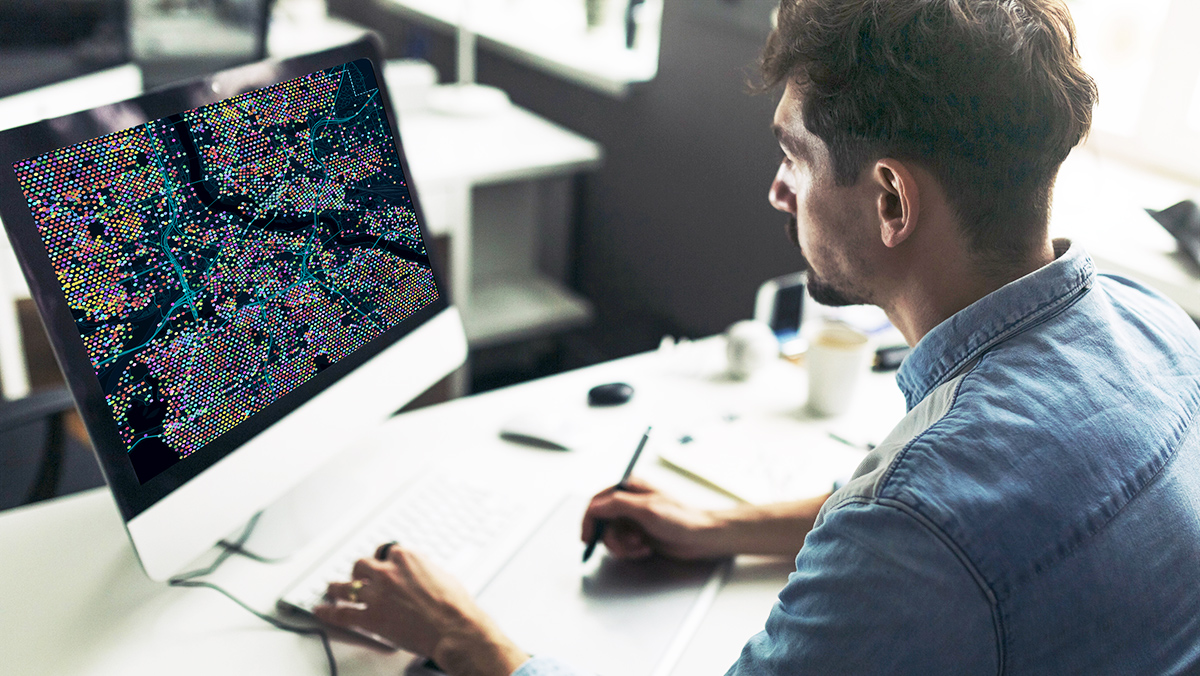 Em frente ao computador aprendendo sobre geotecnologia